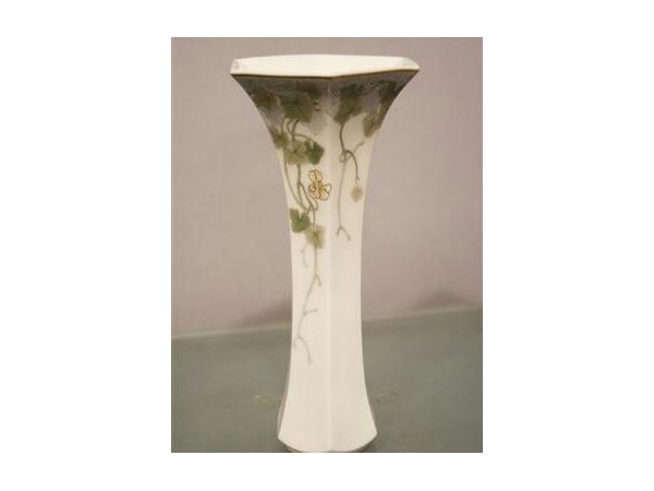 Vase en porcelaine de Sèvres à fond blanc