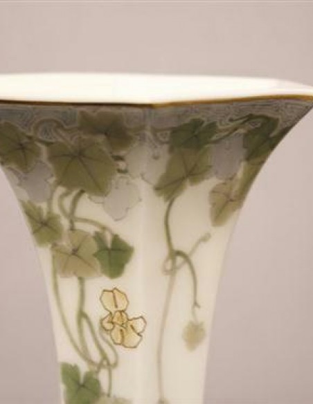 1014-Vase en porcelaine de Sèvres à fond blanc