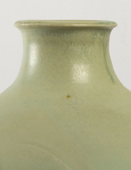 1724-Bouteille en porcelaine céladon par Annie Fourmanoir