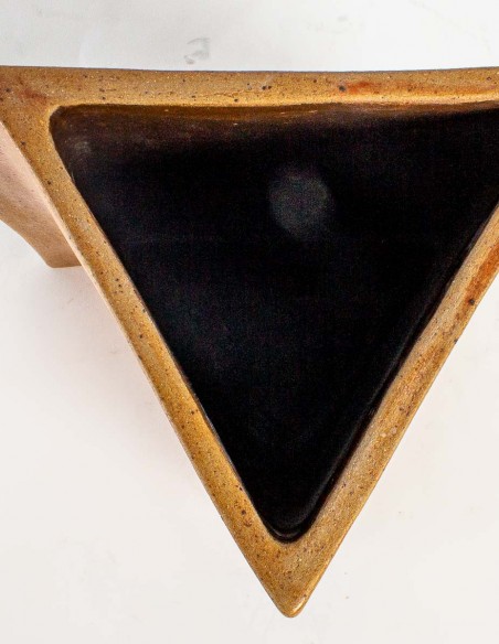 1820-Triangular vase by Annie Fourmanoir - current exhibition