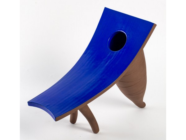 Vase bleu tripode cornu par Salvatore Parisi