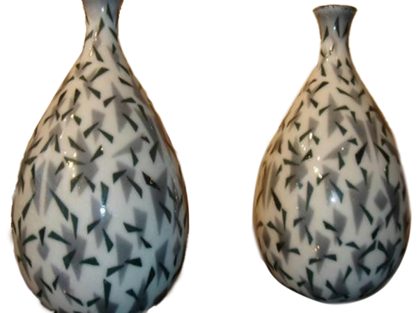 Paire de vases Mayodon en porcelaine de Sèvres