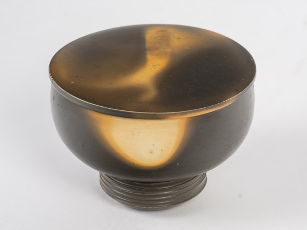 Petit pot couvert en céramique par Pierre Bayle (1945-2004) Petit pot couvert en céramique par Pierre Bayle (1945-2004)