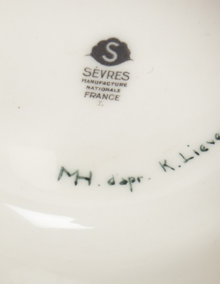 643-Grand vase en porcelaine de Sèvres à décor de coureurs