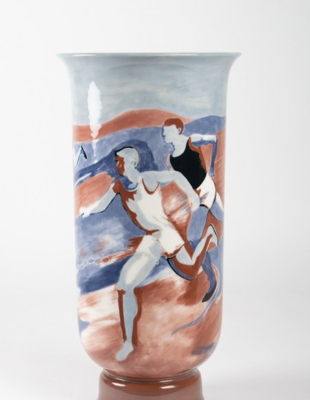 644-Grand vase en porcelaine de Sèvres à décor de coureurs