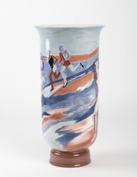 645-Grand vase en porcelaine de Sèvres à décor de coureurs