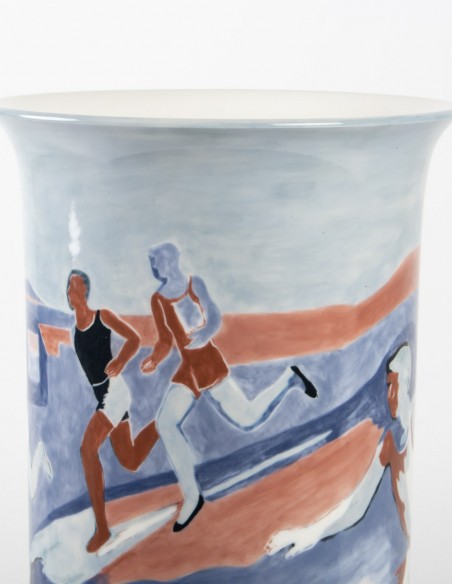 646-Grand vase en porcelaine de Sèvres à décor de coureurs