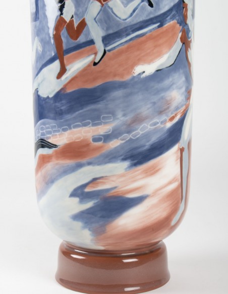 647-Grand vase en porcelaine de Sèvres à décor de coureurs