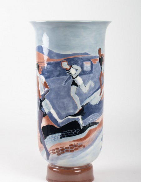 648-Grand vase en porcelaine de Sèvres à décor de coureurs
