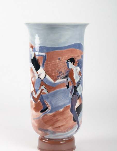 649-Grand vase en porcelaine de Sèvres à décor de coureurs