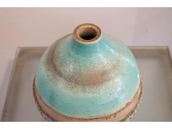 Vase bleu turquoise en terre brune par Besnard Jean