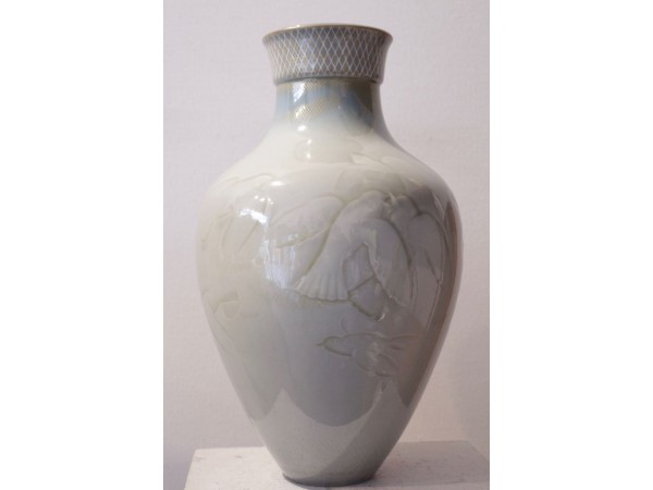 Vase en porcelaine de la manufacture nationale de Sèvres