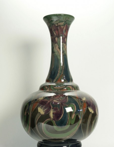 908-Art Nouveau vase in Gouda and Zuid Holland earthenware