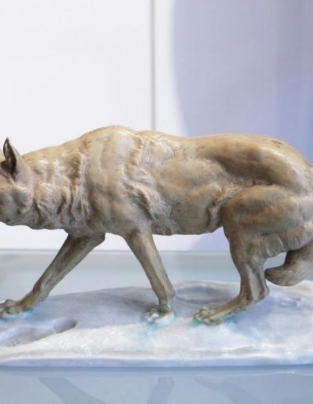 936-Sculpture du 20ème siècle d'un loup sur la neige signé Valton